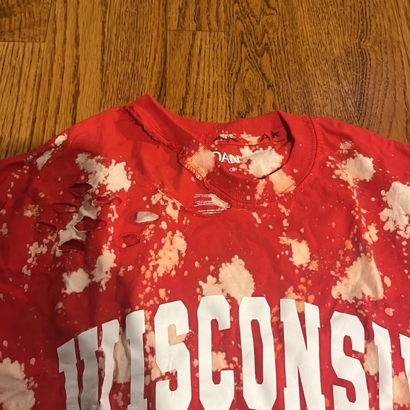 Gildan Woman’s Wisconsin Red Tie Dye Distressed Tee Size S - Picture 2 of 4